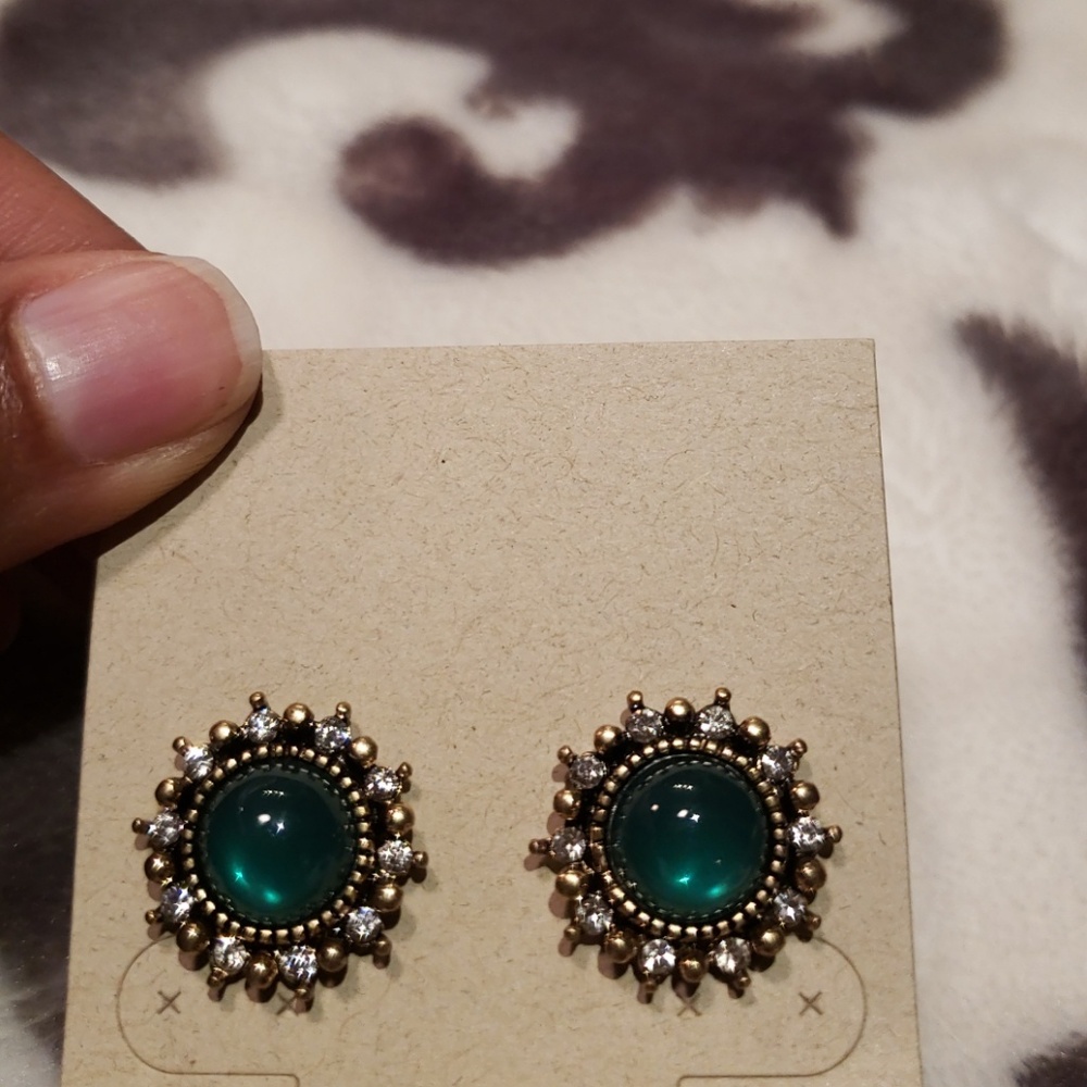 Green Stone Antique Gold Earrings - Picture 3 of 3